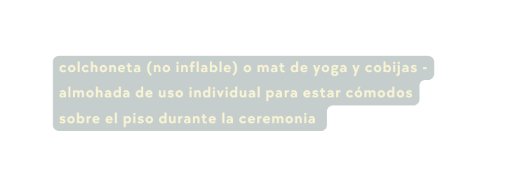 colchoneta no inflable o mat de yoga y cobijas almohada de uso individual para estar cómodos sobre el piso durante la ceremonia
